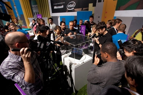 Crowd around the XPS Duo 12 convertible Ultrabook at IFA