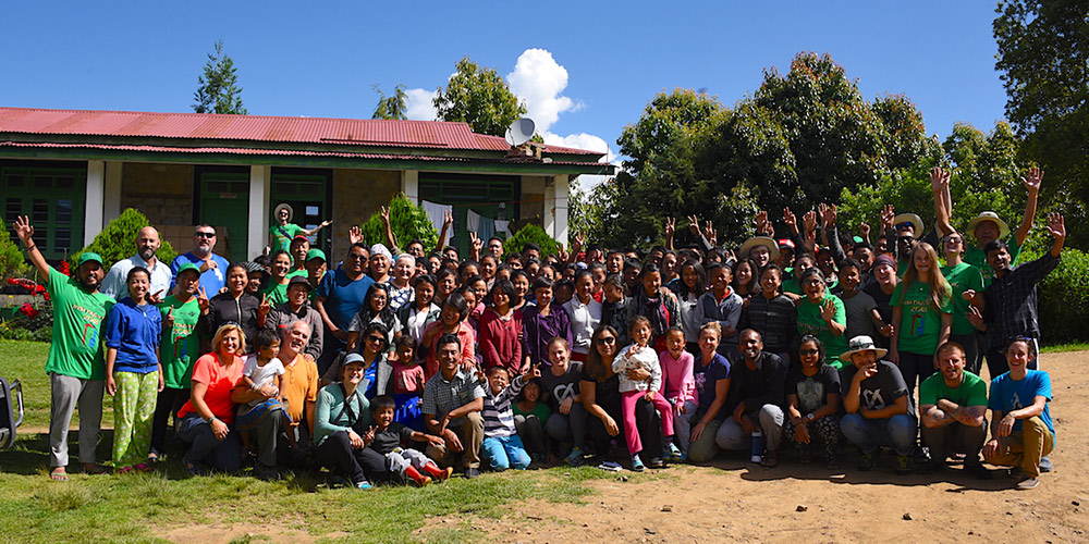 Group photo of Dell employees with Jhamtse Gatsal kids and staff